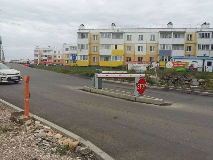 Установили шлагбаум на въезде Установили шлагбаум на въезде